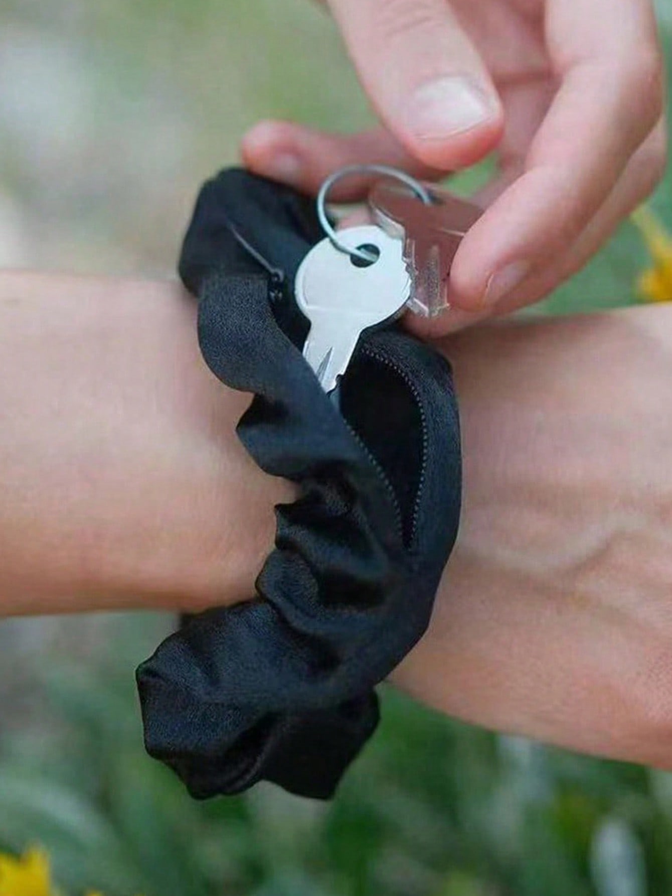 1pc Velvet Hair Tie With Hidde - Travel Accessories Essentials avaliação e preço